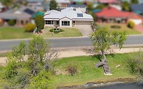 Lakefront Beauty ! Pet Friendly